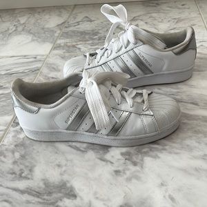 Adidas superstar shell toe in white and silver